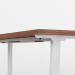 Vista del sobre por debajo de la Mesa de escritorio elevable en ángulo PRISMA en cerezo
