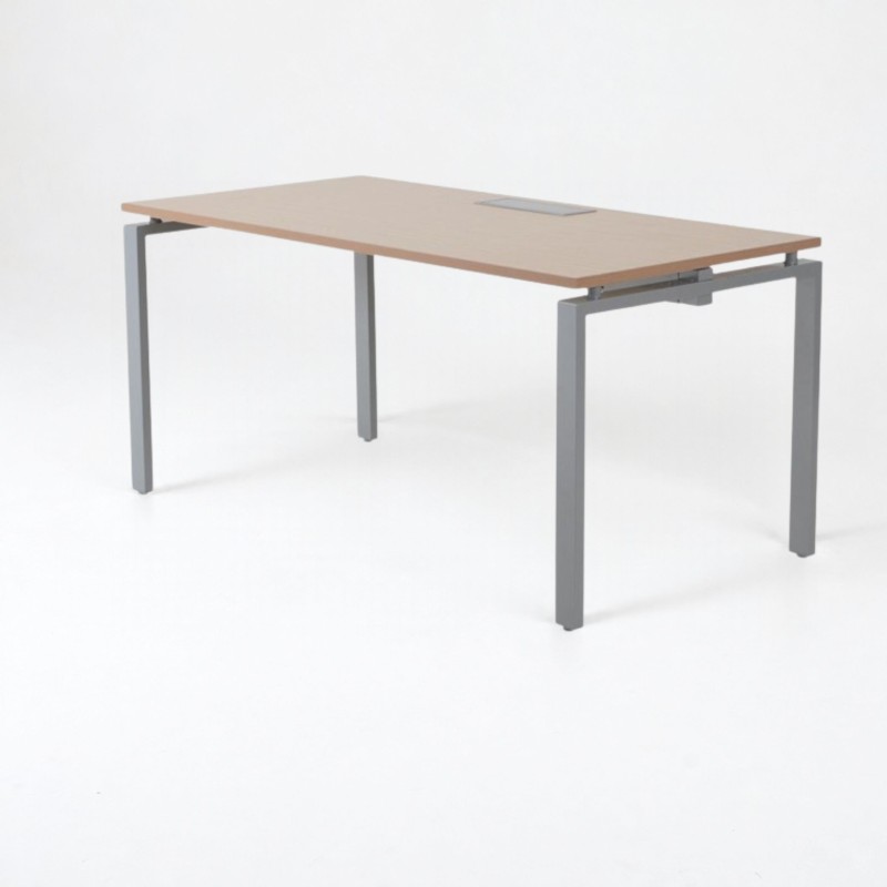 Mesa de escritorio recta OPTIMUM con Top Access, tablero roble claro y patas en U color aluminio