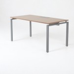 Mesa de escritorio recta OPTIMUM con Top Access, tablero roble claro y patas en U color aluminio